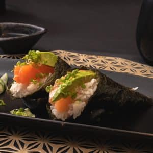 Salmon, spring onion and avocado Temaki (2 pcs)