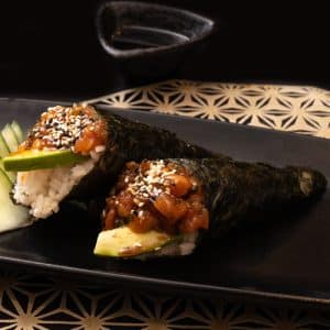 Salmon tartare temaki