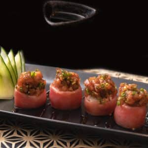 Tuna roses with tartar